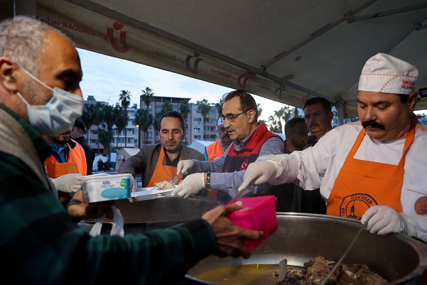 Dönmez İskenderun'da Depremzedelerle Birlikte İftar Yaptı